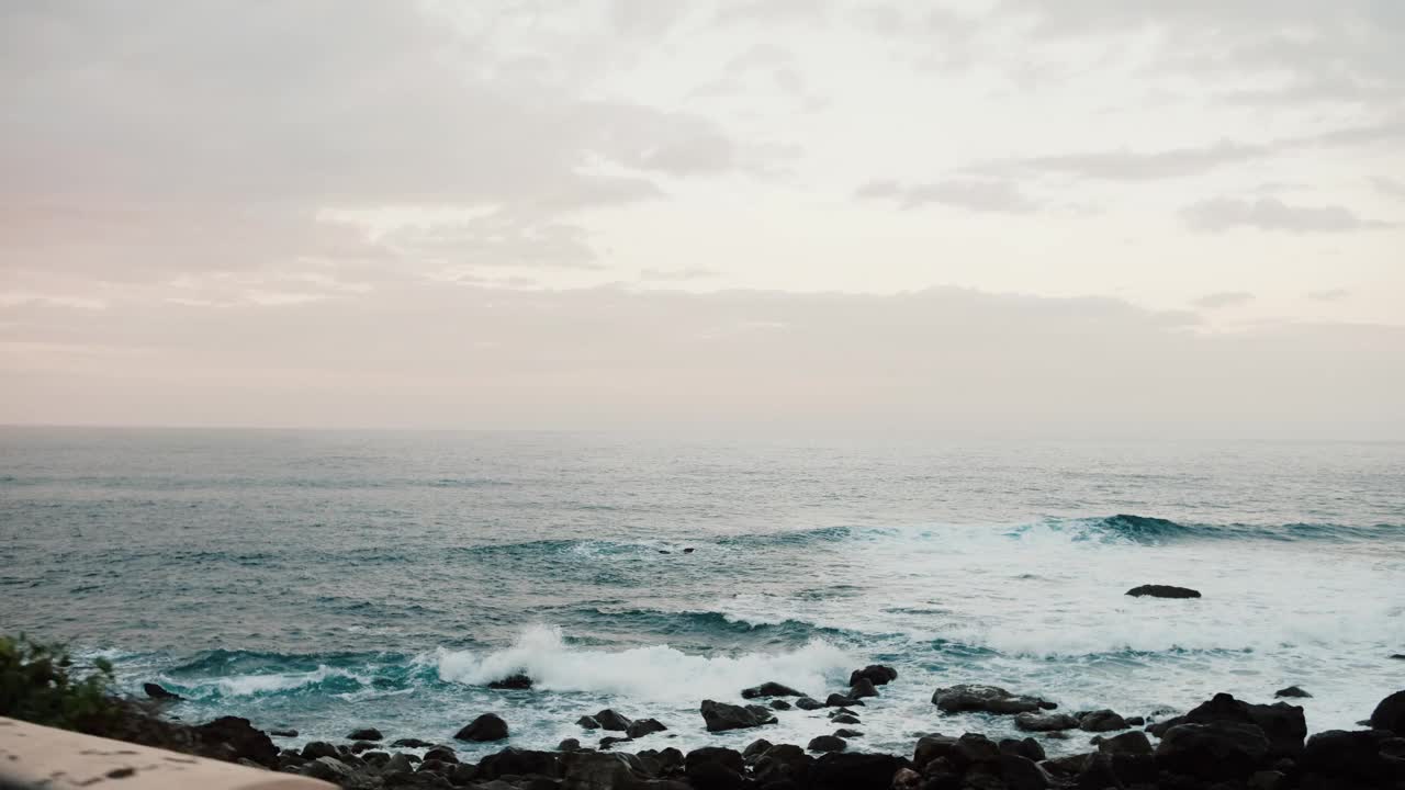 在日落或日出时，从汽车上看到的海洋和山脉景观视频素材