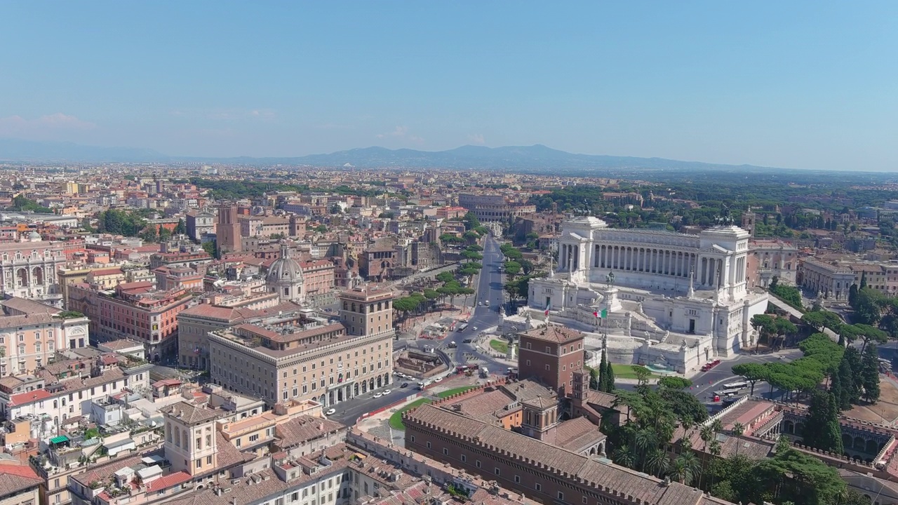 鸟瞰图，罗马，Altare della Patria(祖国的祭坛)，古城中心挖掘遗址和背景的斗兽场——从上方俯瞰意大利首都的城市全景，欧洲视频素材