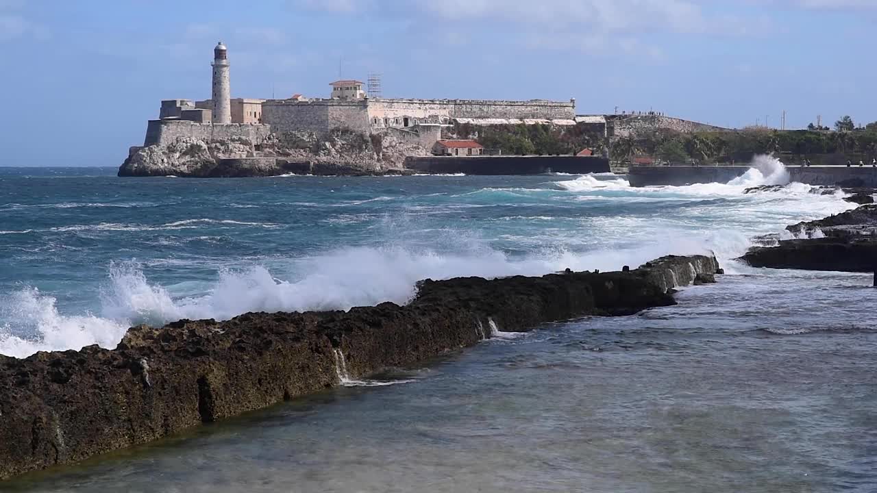 海浪拍打海岸时，哈瓦那海岸灯塔的景色视频素材