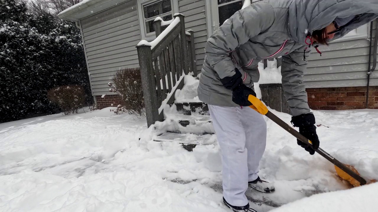 在一场暴风雪之后铲雪视频素材