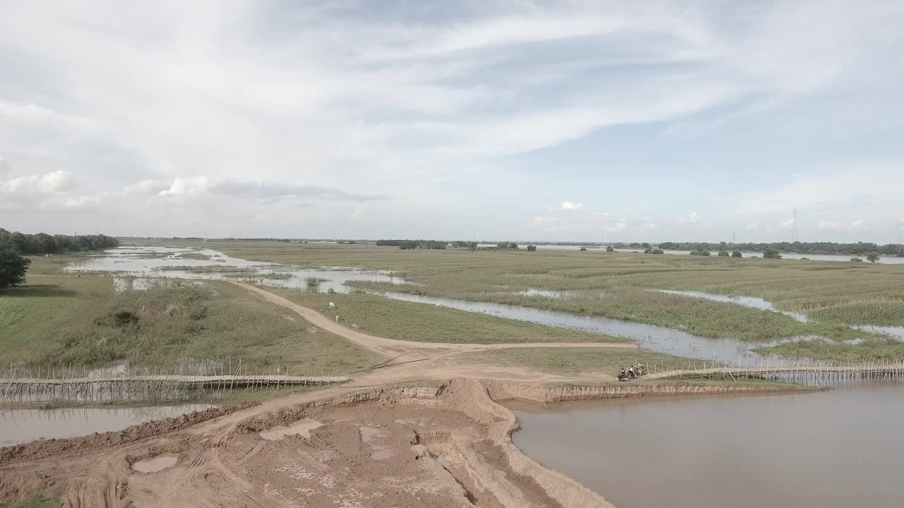 鸟瞰乡村地区的一座竹桥视频素材