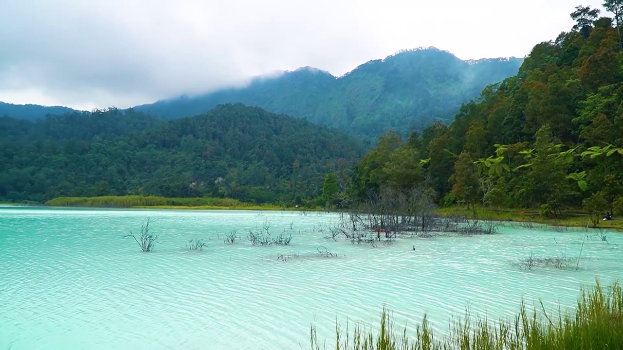 印度尼西亚加鲁特博达斯湖的自然旅游景观。蓝色的湖，可以看到有绿色森林的群山视频下载