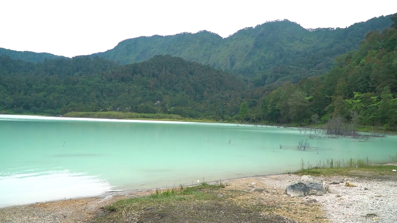 印度尼西亚加鲁特博达斯湖的自然旅游景观。蓝色的湖，可以看到有绿色森林的群山视频下载