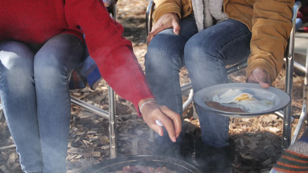 女人们在野外烧烤架上做早餐视频素材