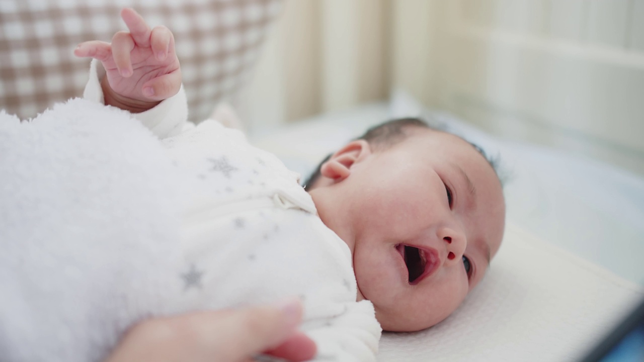 可爱的亚洲新生儿婴儿婴儿在床上伤心哭泣和饥饿视频素材