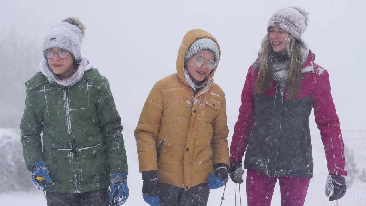 孩子们喜欢在暴风雪中玩雪橇视频素材