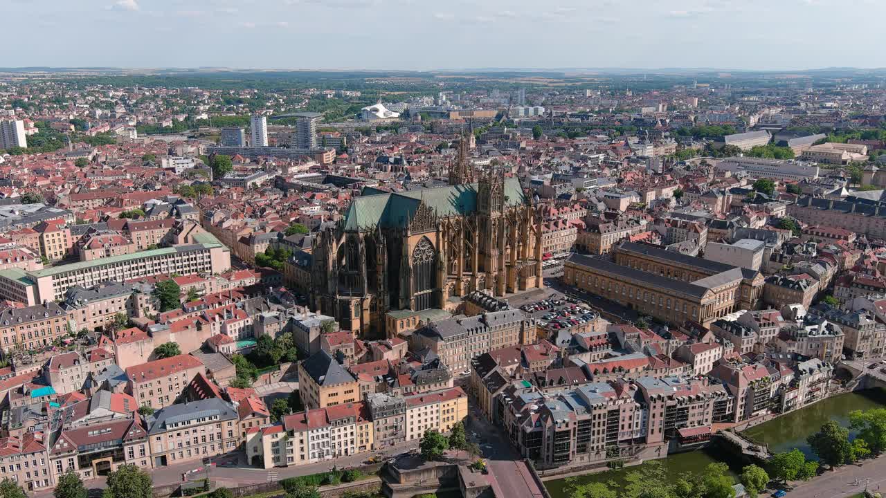 法国，梅茨:俯瞰历史悠久的市中心哥特式的圣史蒂芬大教堂(Cathédrale Saint Étienne de Metz)，俯瞰欧洲全景视频素材