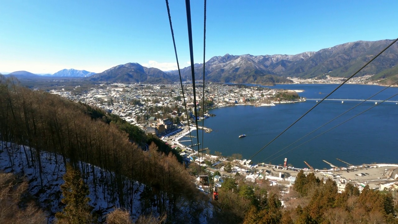 从藤田镇的川口湖和雪山乘坐索道视频素材