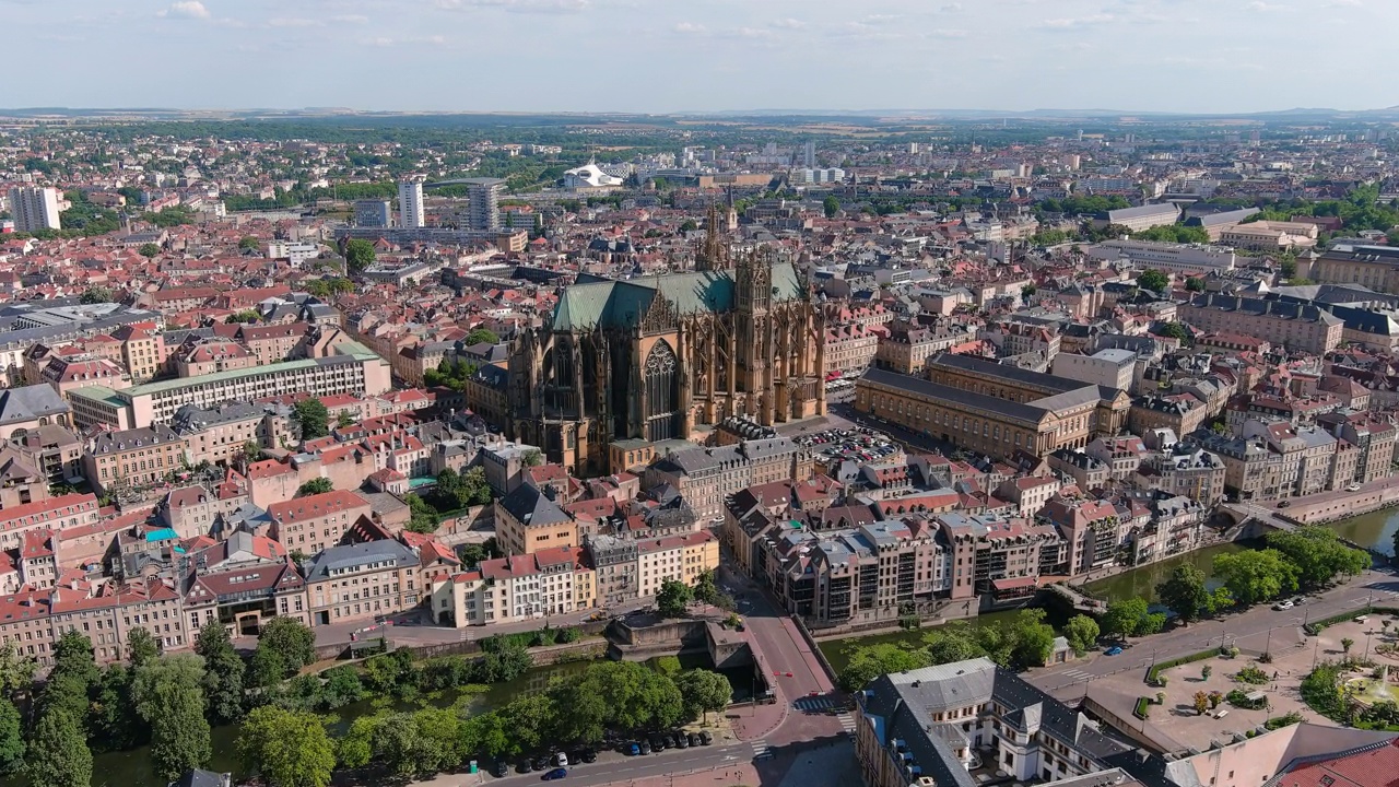 法国，梅茨:俯瞰历史悠久的市中心哥特式的圣史蒂芬大教堂(Cathédrale Saint Étienne de Metz)，俯瞰欧洲全景视频素材