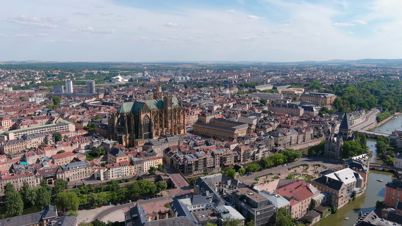 法国，梅茨:俯瞰历史悠久的市中心哥特式的圣史蒂芬大教堂(Cathédrale Saint Étienne de Metz)，俯瞰欧洲全景视频素材