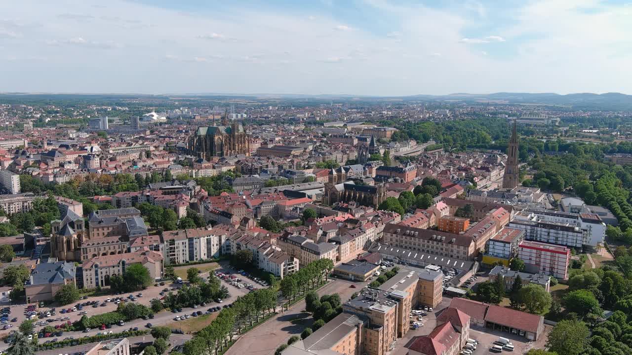 法国梅斯:在历史悠久的市中心俯瞰哥特式圣斯蒂芬大教堂(Cathédrale Saint Étienne de Metz)——从上面俯瞰欧洲的全景视频素材