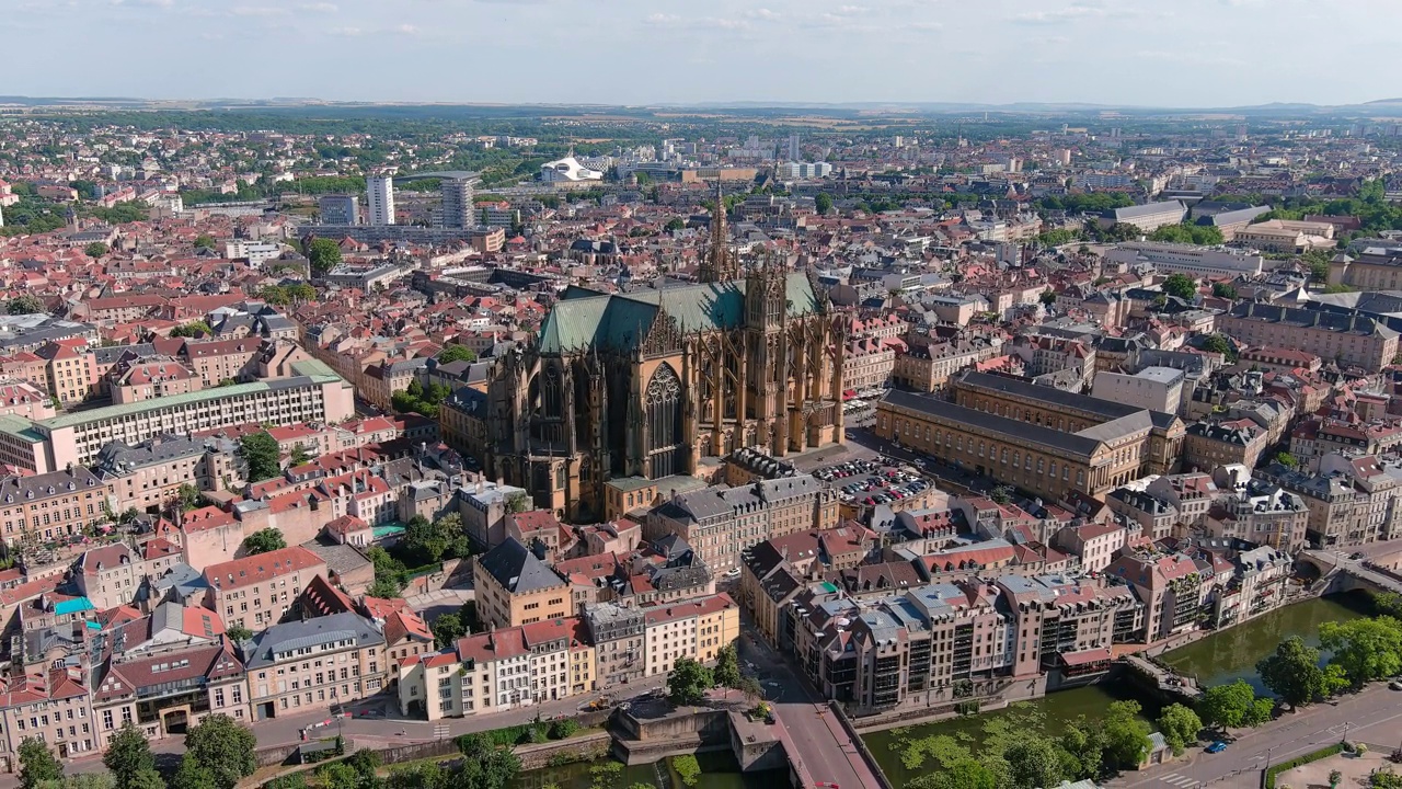 法国，梅茨:俯瞰历史悠久的市中心哥特式的圣史蒂芬大教堂(Cathédrale Saint Étienne de Metz)，俯瞰欧洲全景视频素材