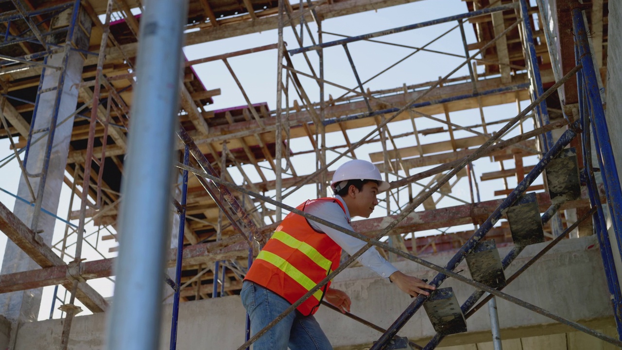 亚洲工程师走上建筑工地的楼梯视频素材