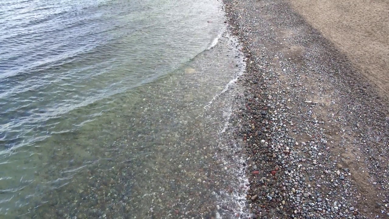 有风的一天，波罗的海海滩上的波浪。视频素材