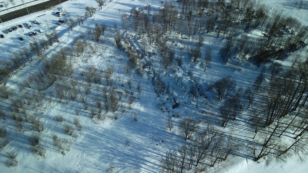 在城市公园里飞行。冬天的风景。航空摄影。视频素材