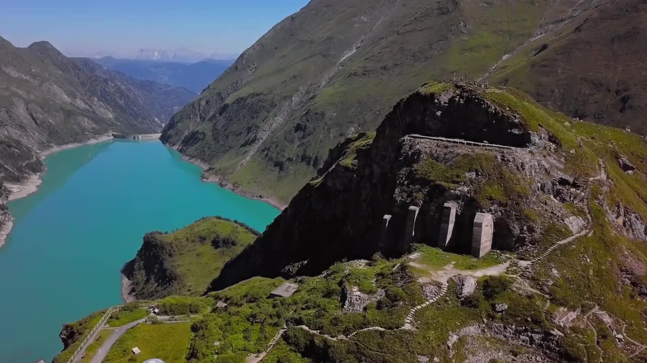 奥地利萨尔茨堡地区的Hohe Tauern地区的Kaprun高山水库Mooserboden Stausee和Wasserfallboden的空中全景图。视频素材