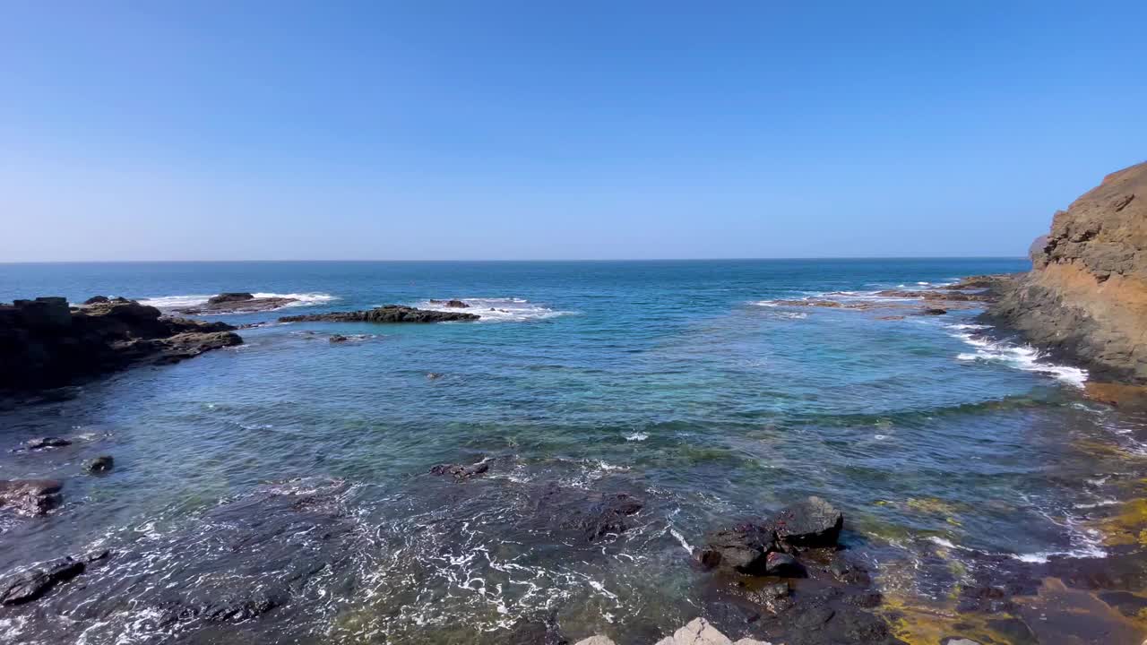 有石头海滩和平静的海水的小海湾。加那利群岛,4 k视频素材