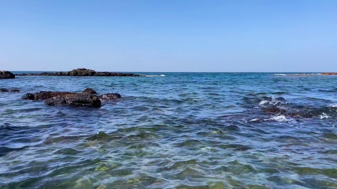 平静的大海中有天然的水池，美丽的处女海滩视频素材