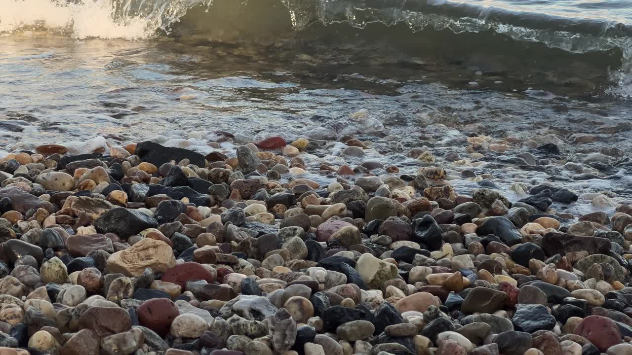 卵石滩。波,冲浪。的海岸线。海水、海洋、河流或湖泊的水视频素材