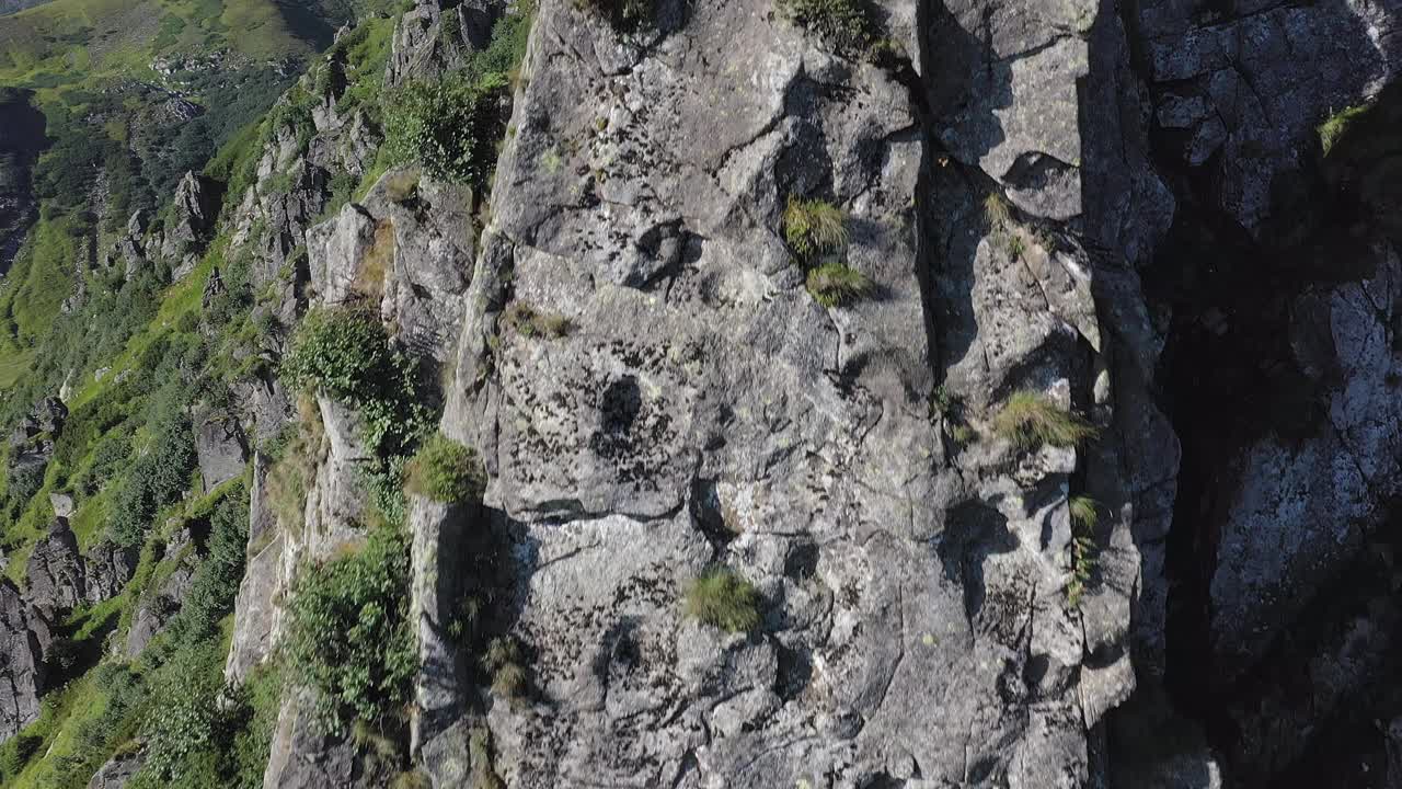 鸟瞰喀尔巴阡山脉中施皮茨山的岩石山峰，夏季山脉的景观视频素材