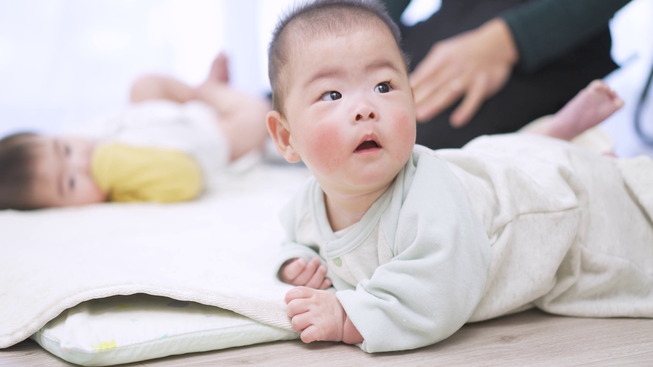 亚洲婴儿翻身视频下载