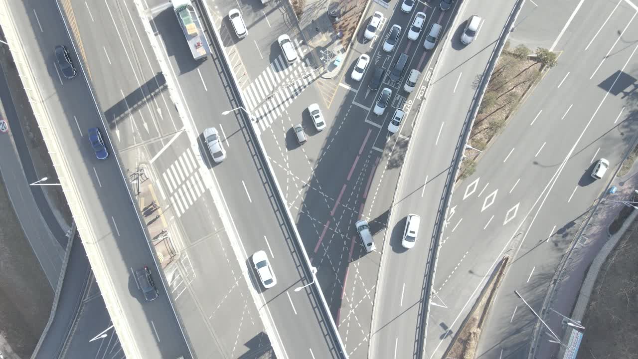 汽车在现代道路交叉口与桥梁鸟瞰图。视频素材