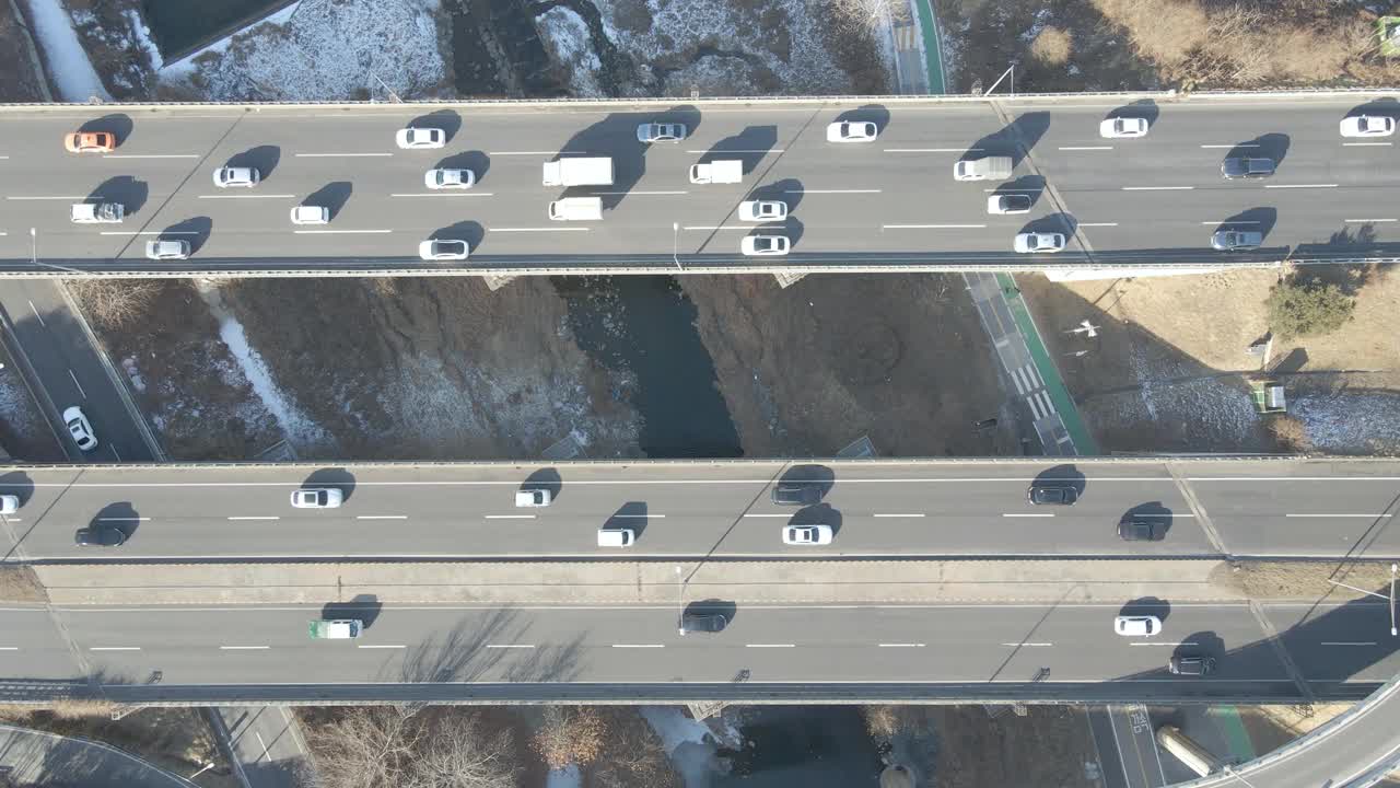 汽车在桥上的城市道路交叉口鸟瞰图。视频素材