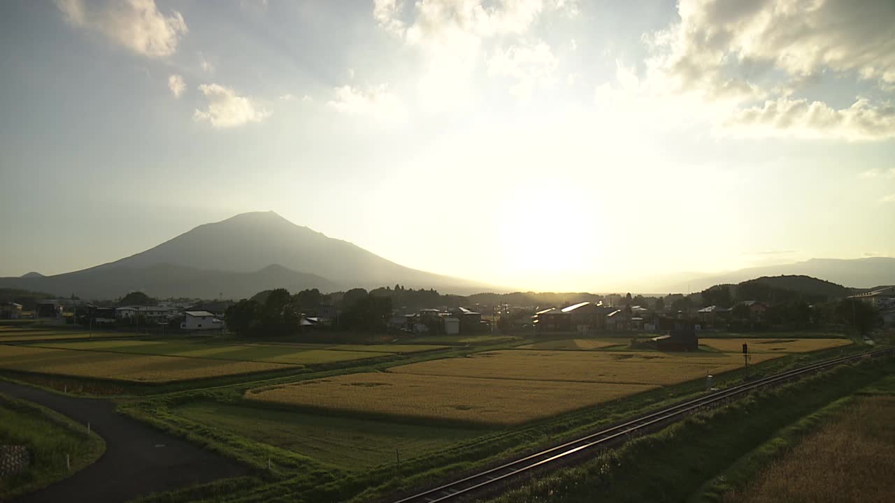 稻田和岩手山的黄昏，日本视频素材