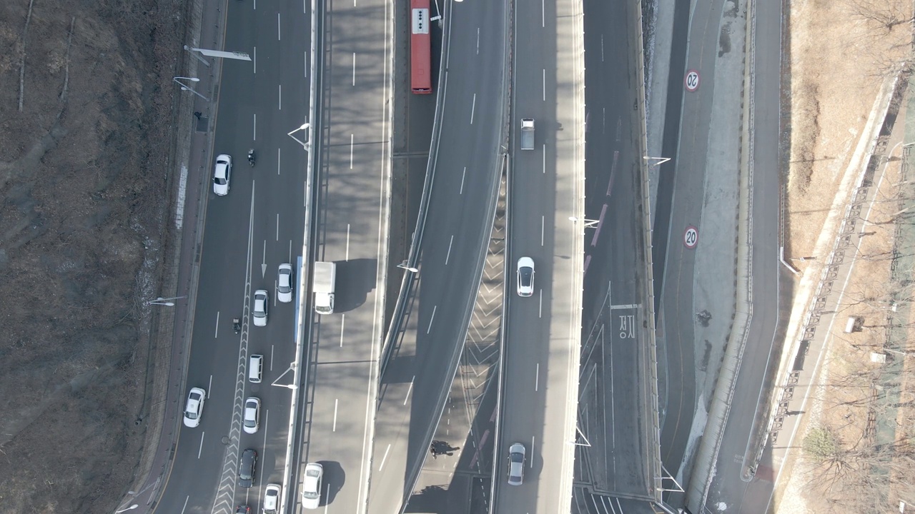 韩国城市道路上的汽车从空中俯瞰。视频素材