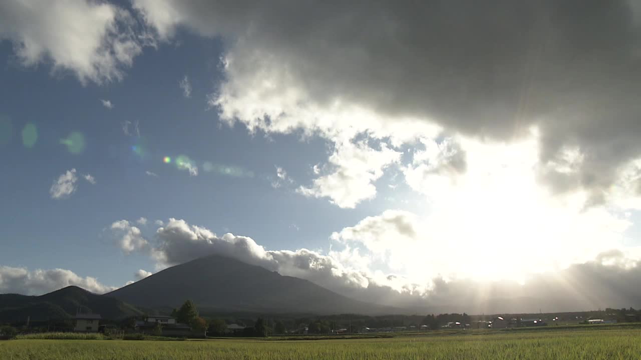 日本，稻田外的岩手山视频素材