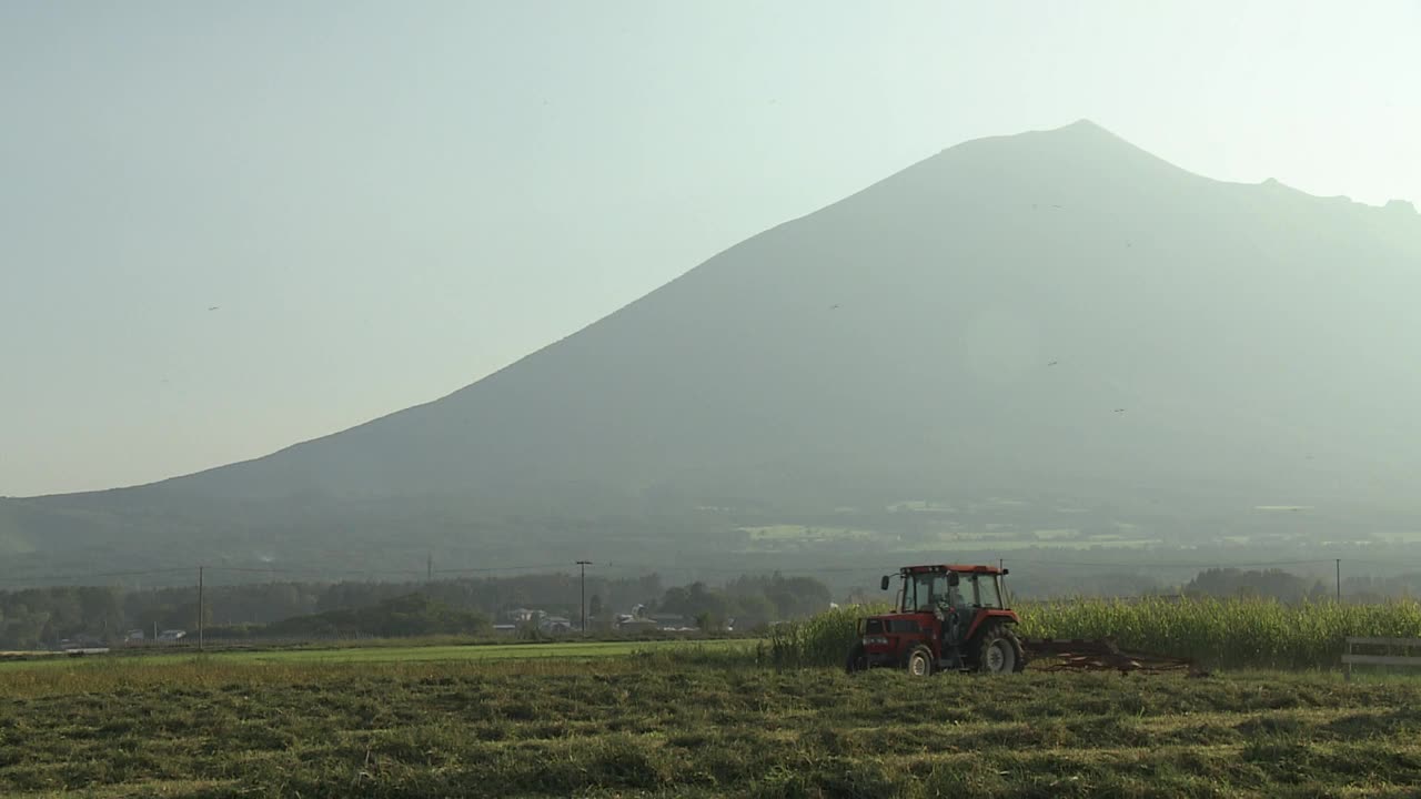 拖拉机和岩手山，日本视频素材