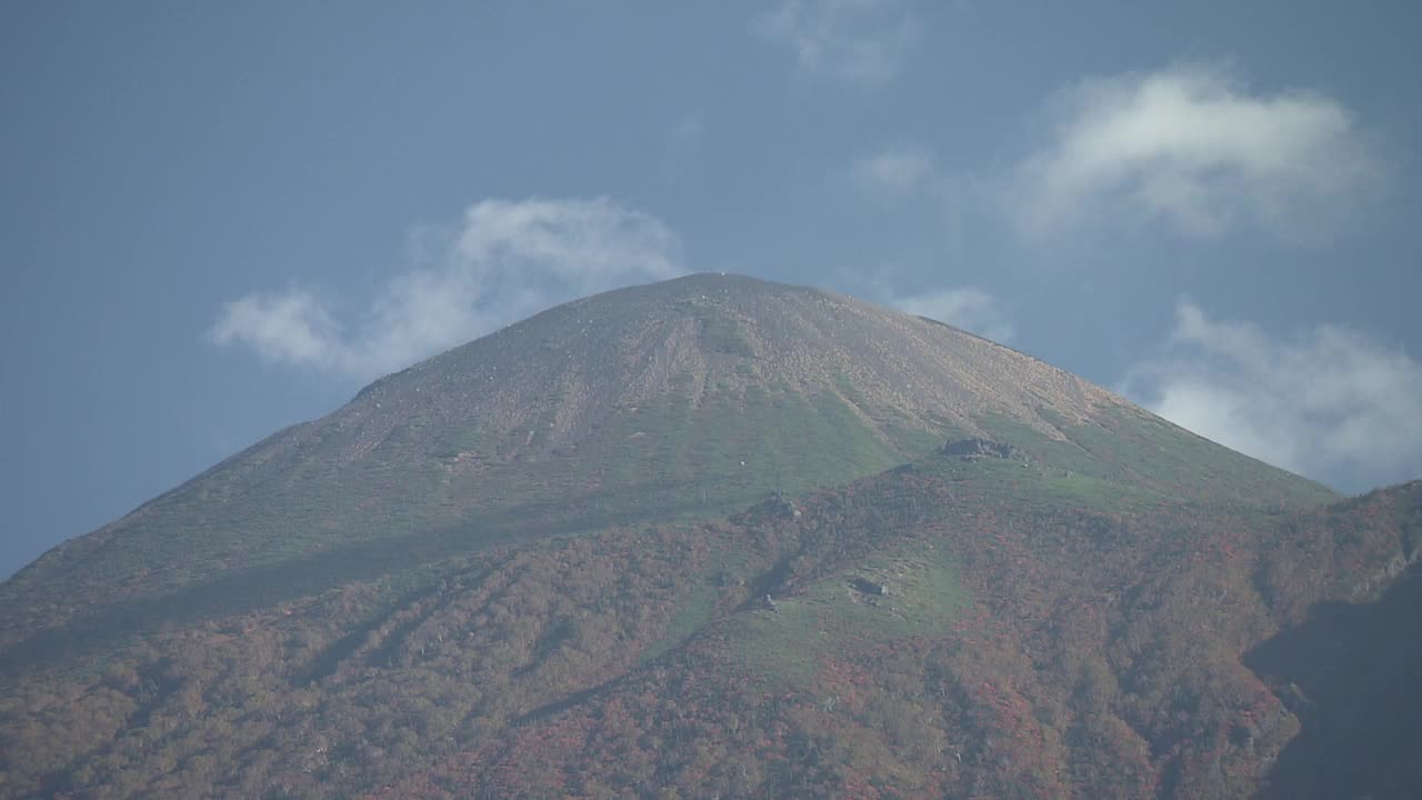 日本岩手山的山顶视频素材