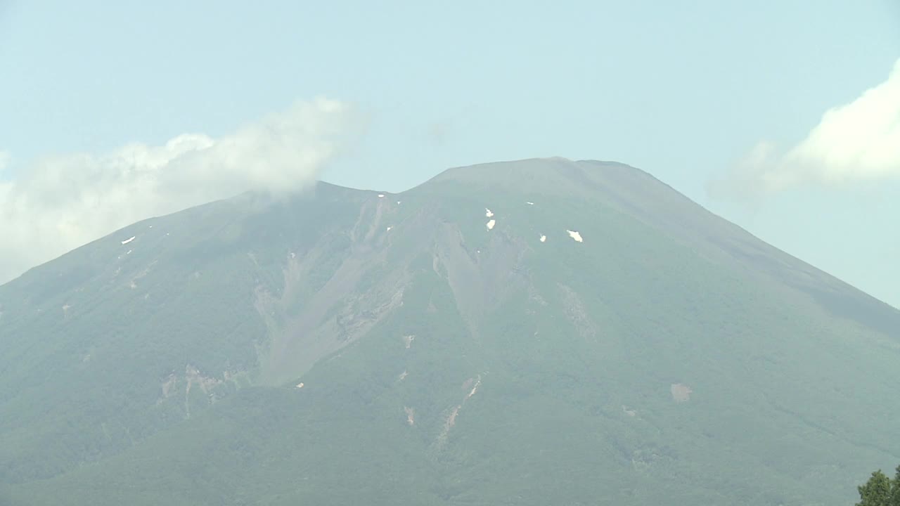 日本岩手山的山顶视频素材