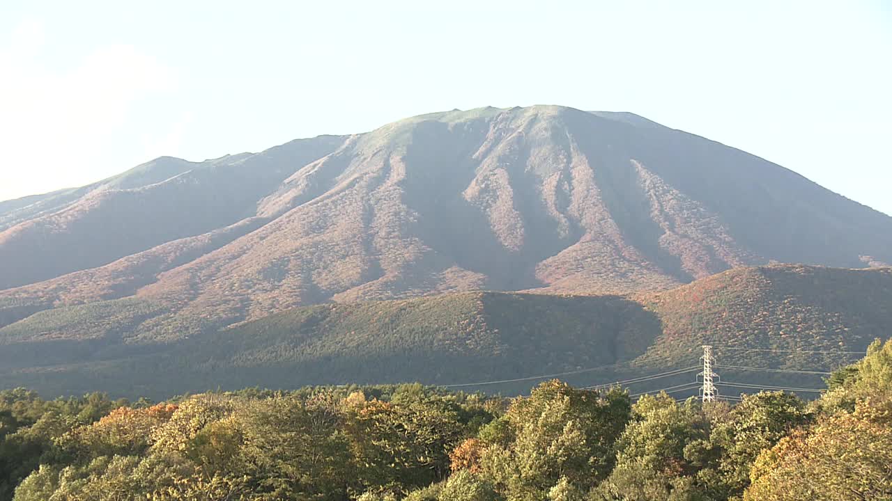 日本岩手山的山顶视频素材