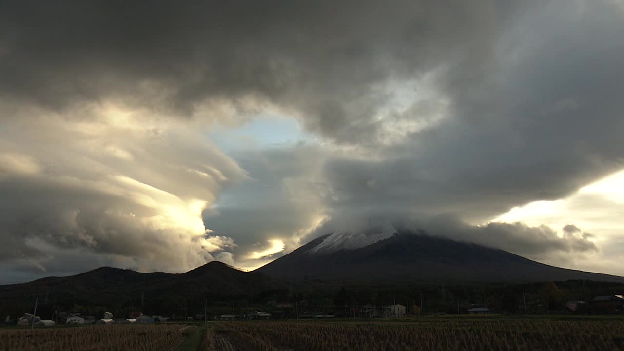 黄昏云彩的岩手山，日本视频素材