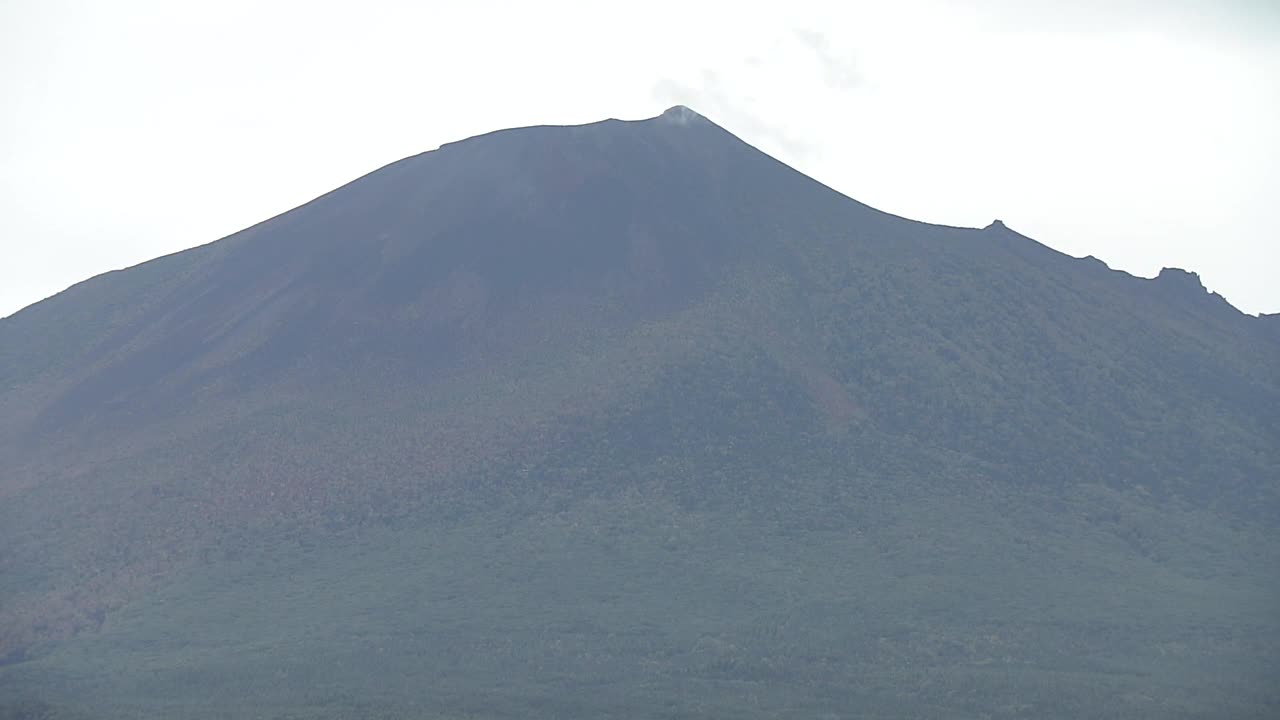 日本岩手山的山顶视频素材