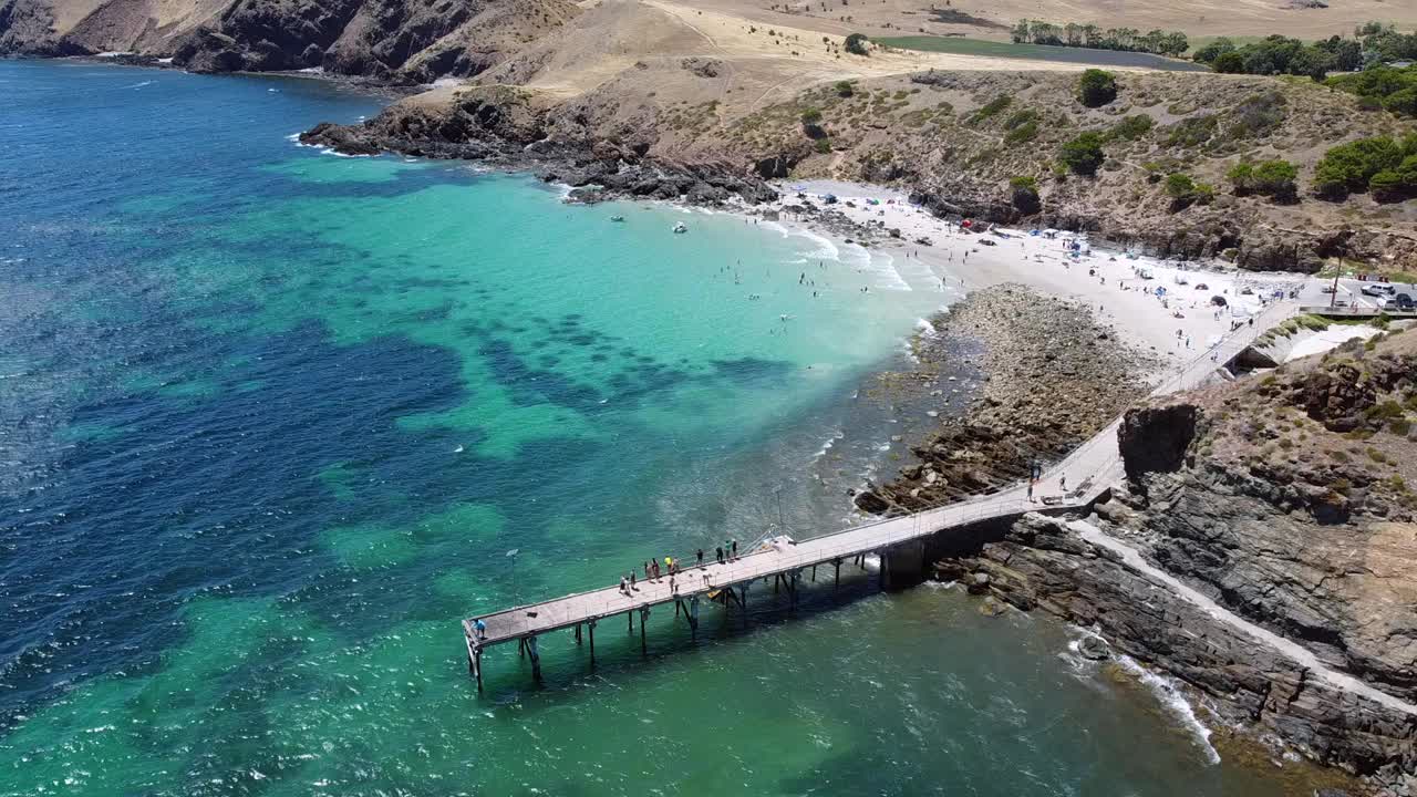 第二山谷海滩码头或码头南澳大利亚弗罗里乌半岛海岸线鸟瞰图视频下载