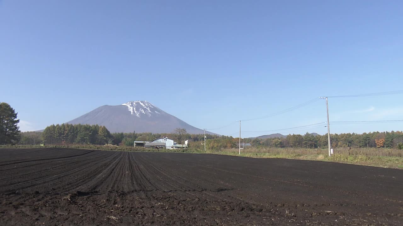 日本，黑土田之外的岩手山视频素材