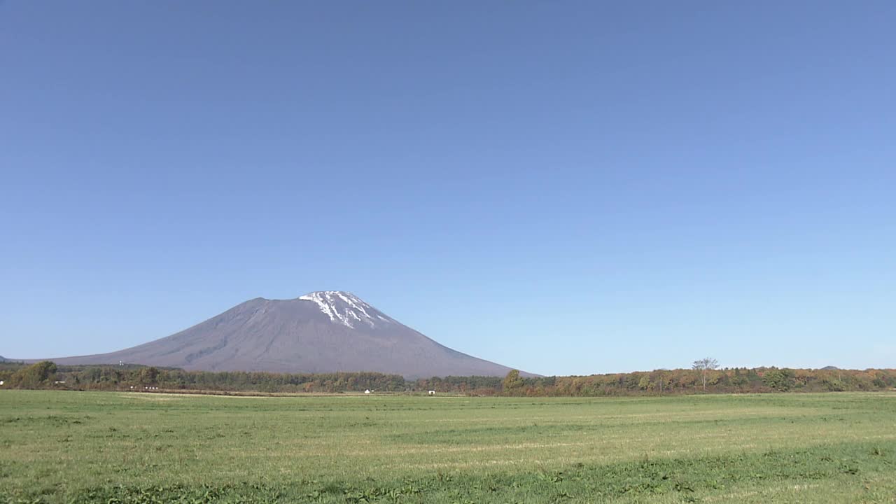 草原和岩手山，日本视频素材