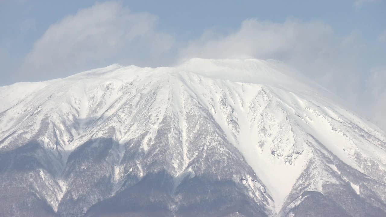 白雪覆盖的岩手山和小镇，日本视频素材