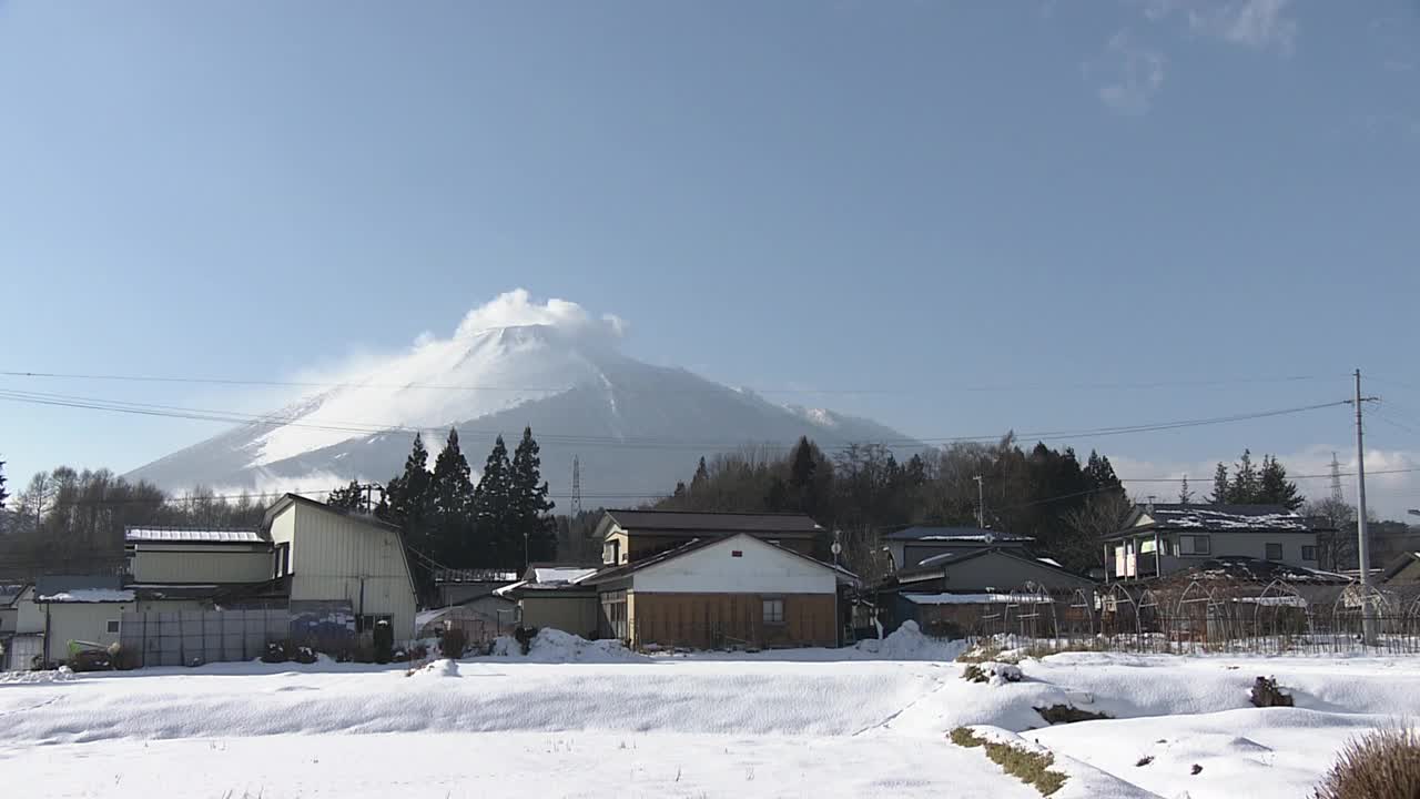 岩手山和冬天的村庄，日本视频素材