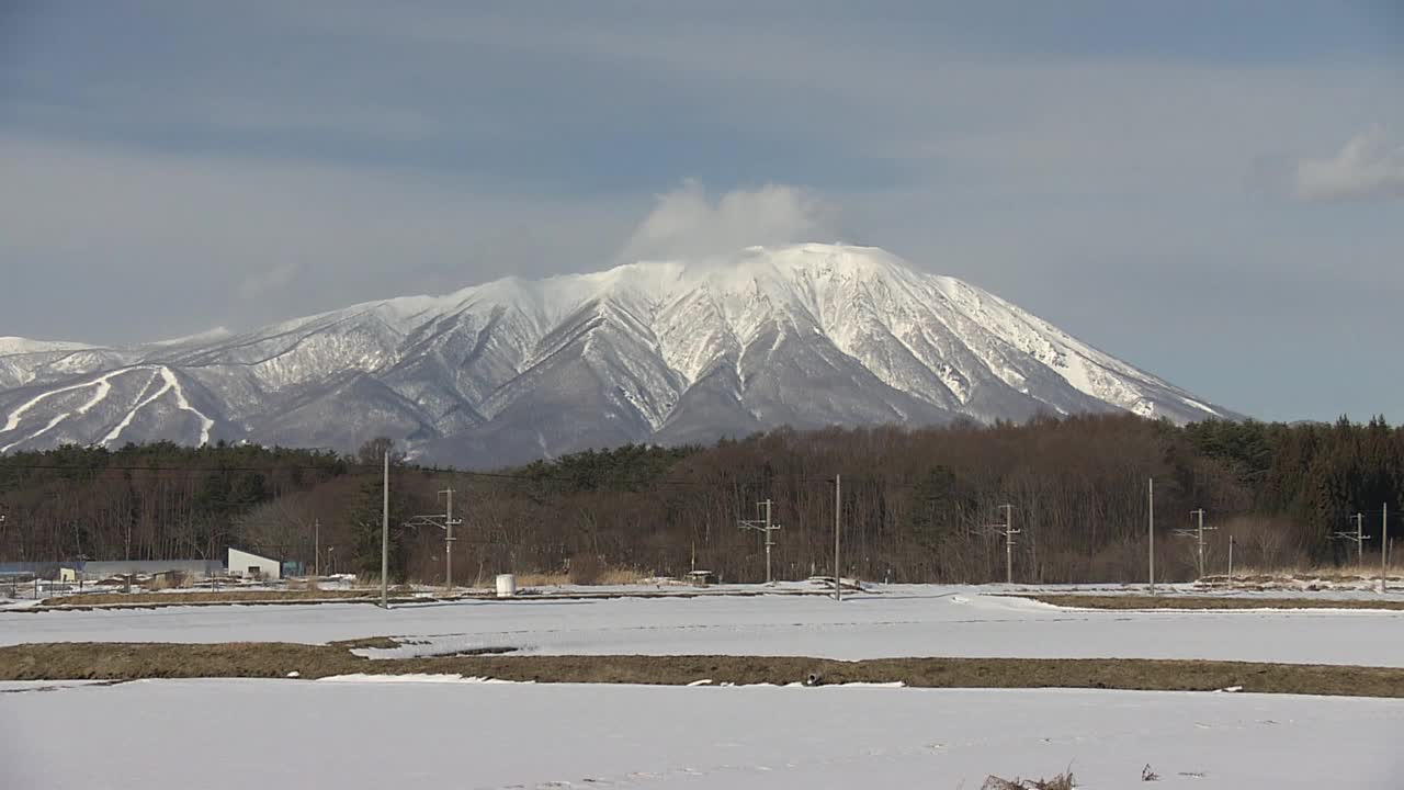 积雪覆盖的岩手山，日本视频素材