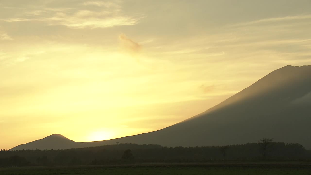 日落和岩手山，日本视频素材