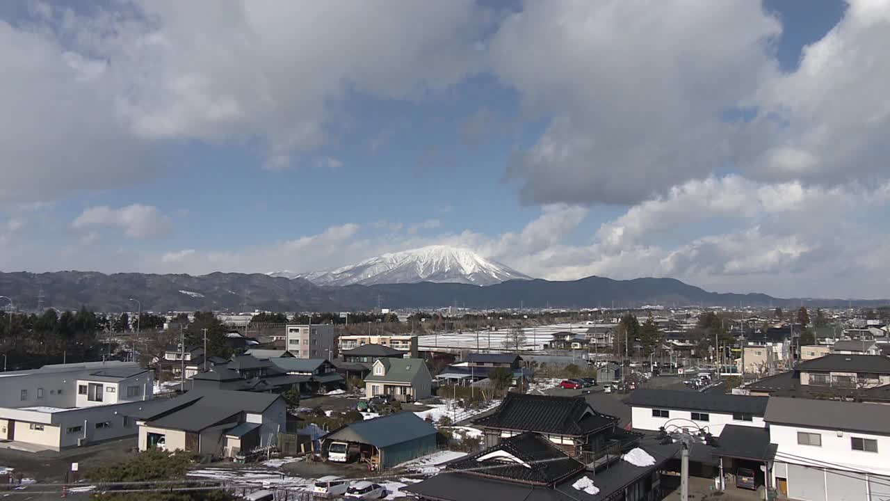 小镇和白雪覆盖的岩手山，日本视频素材