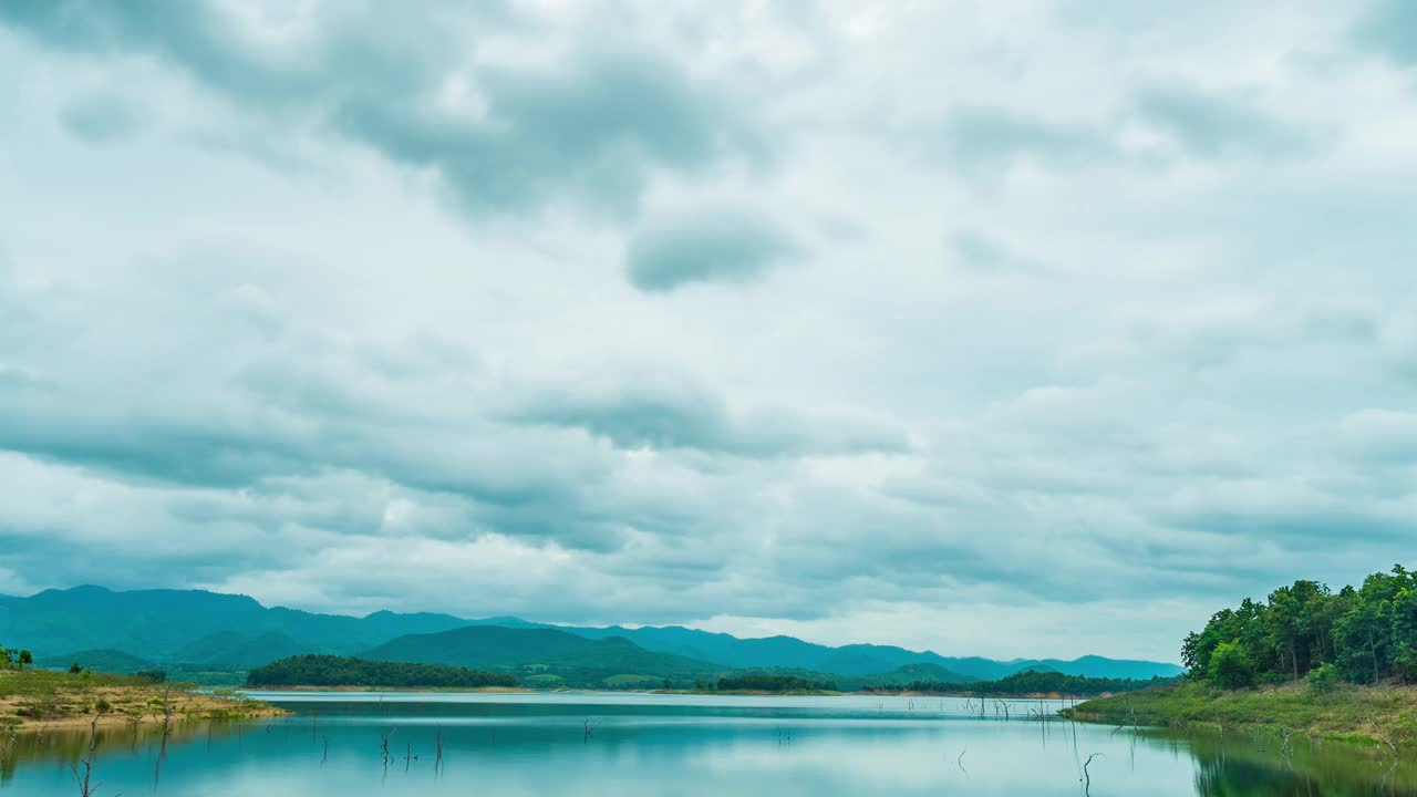 热带湖泊与多云天空的延时视频视频素材