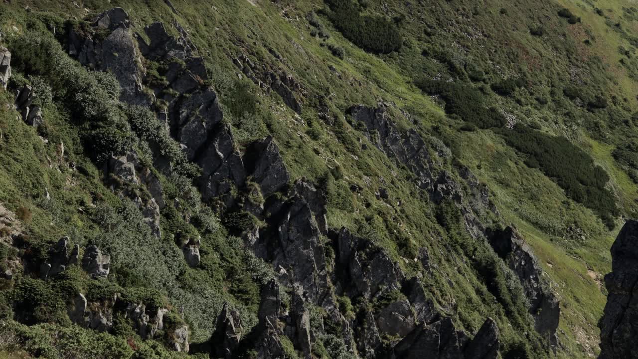 喀尔巴阡山脉的斯皮茨山的岩石峰全景，夏季山脉的景观视频素材