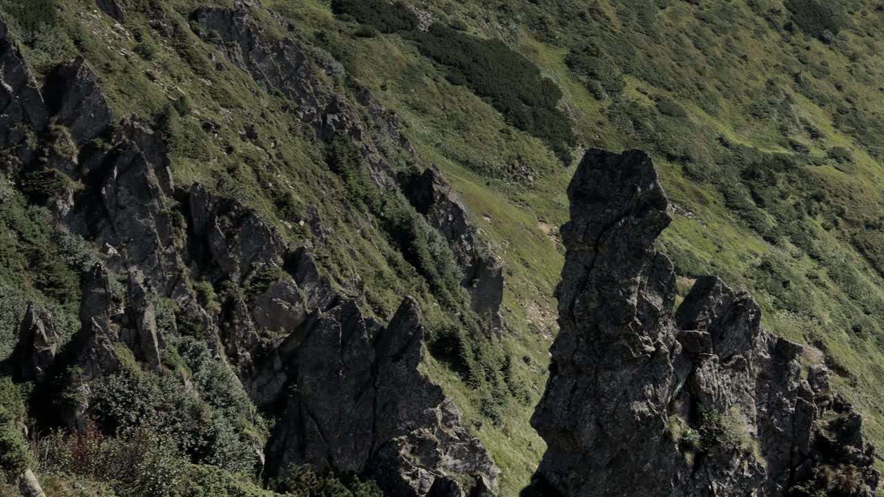 喀尔巴阡山脉的斯皮茨山的岩石峰全景，夏季山脉的景观视频素材
