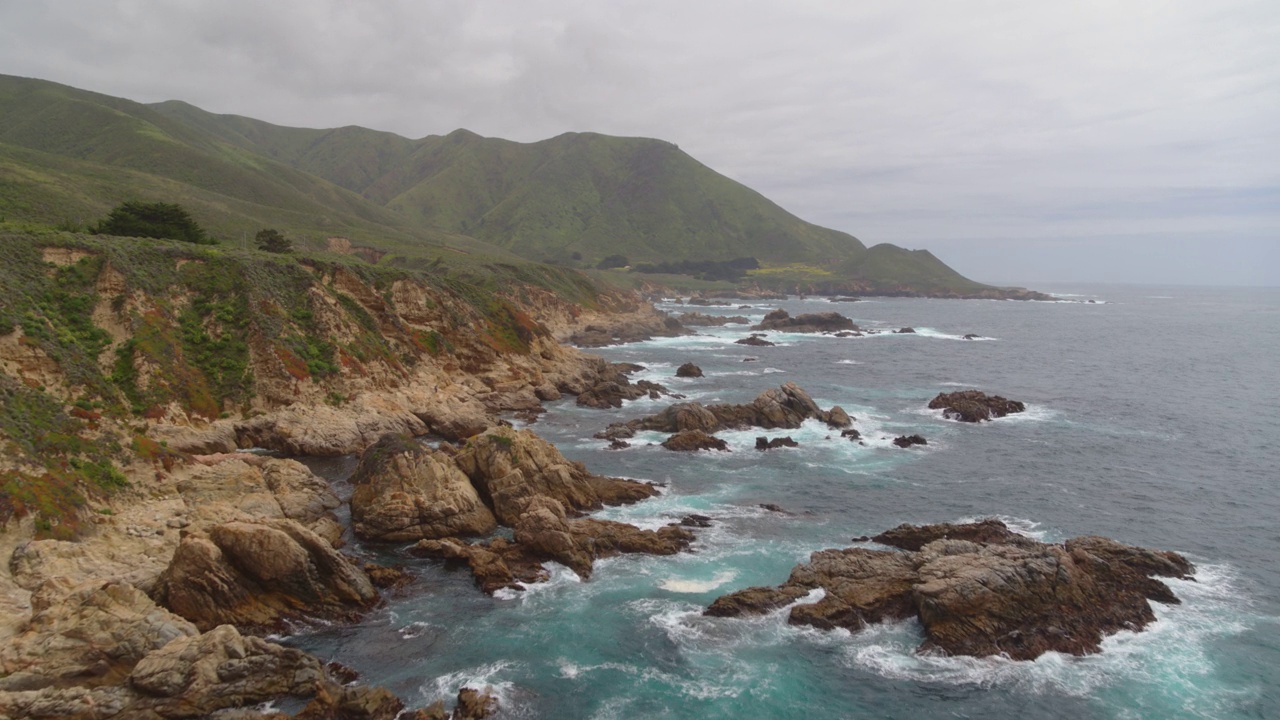 WS HA空中推进侵蚀海岸线在岬苏尔，加利福尼亚。视频素材