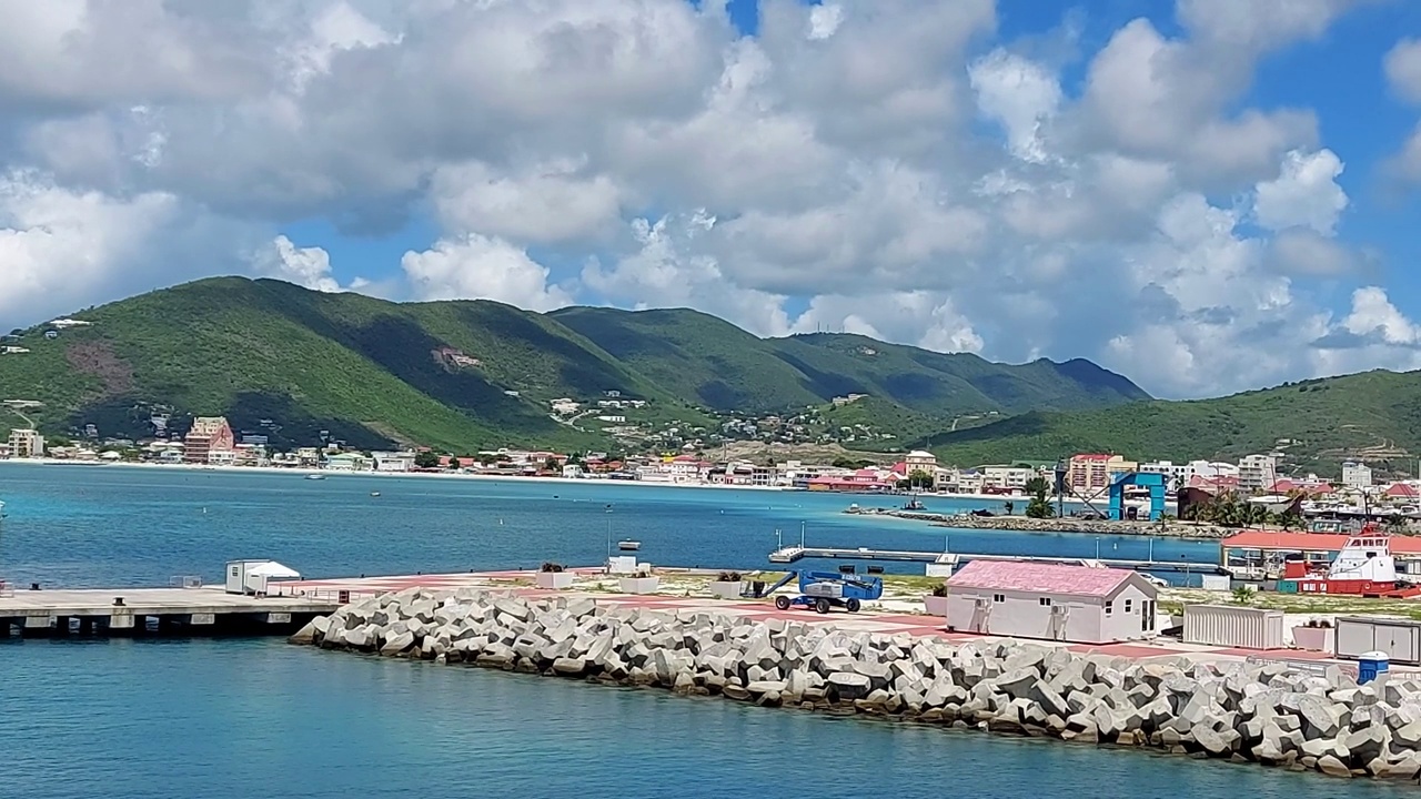 飞利浦斯堡圣马尔滕港，美丽的山景和海景视频素材