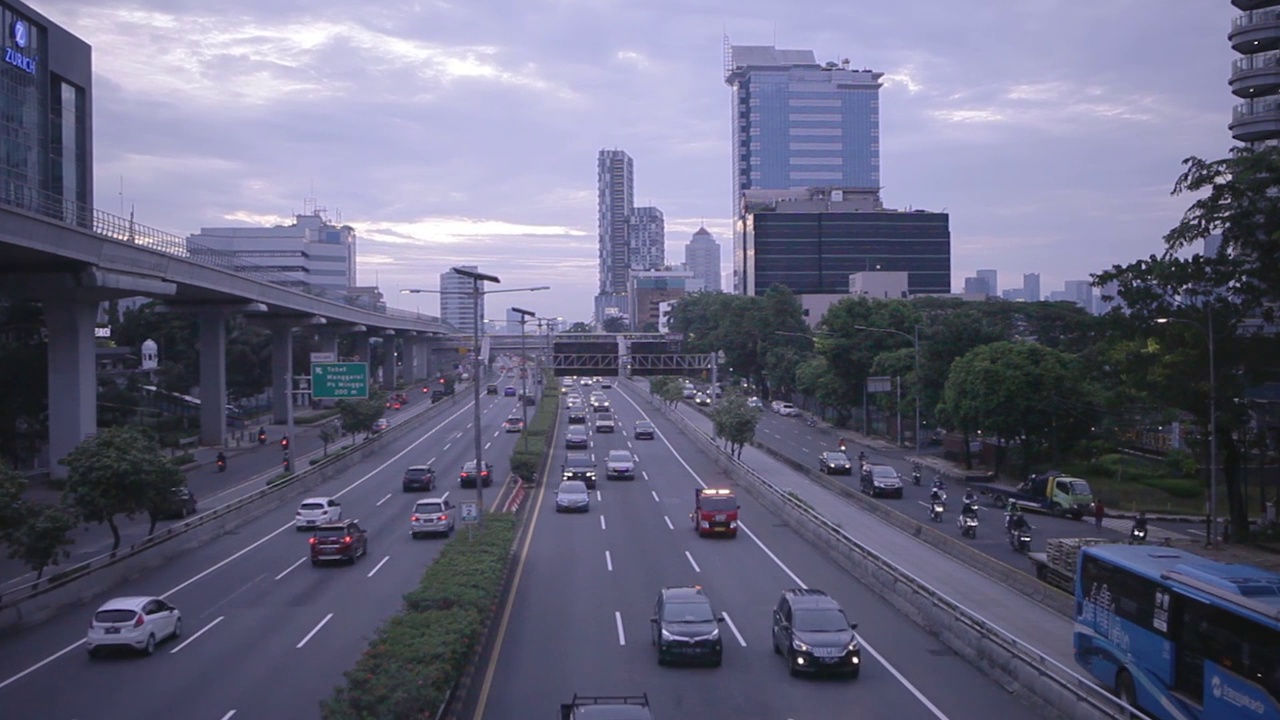 高速公路上的车流视频素材